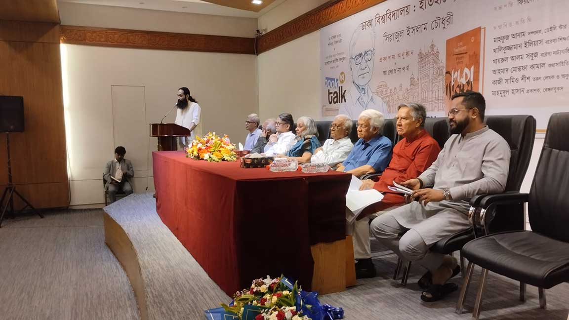 অনুষ্ঠানে কথা বলছেন বেঙ্গলবুকসের প্রকল্প প্রধান আজহার ফরহাদ