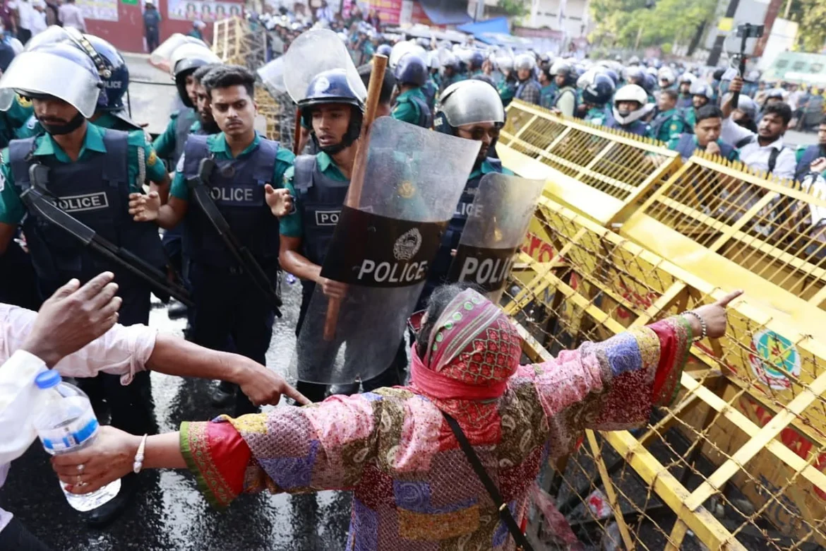 বেতন গ্রেড বাড়ানোর দাবিতে আন্দোলনরত প্রাথমিক শিক্ষকদের ওপর পুলিশ চড়াও হতে গেলে বাধা হয়ে দাঁড়ান এক শিক্ষক। আজ শনিবার বিকেলে ঢাকার শাহবাগে