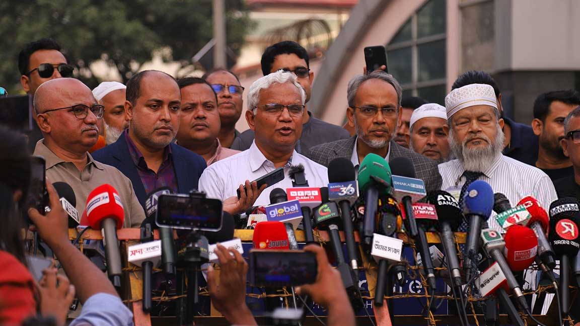 সাংবাদিকদের ব্রিফ করছেন ডা. এ জেড এম জাহিদ হোসেন