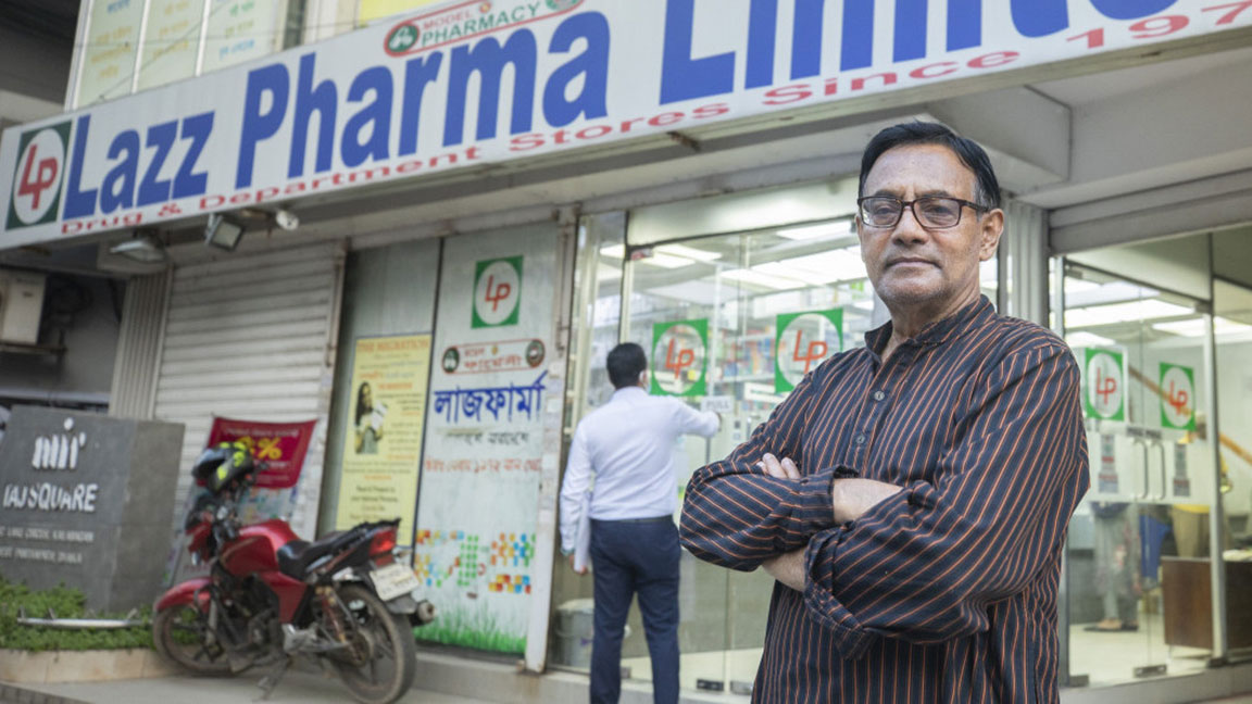 লাজফার্মার সামনে প্রতিষ্ঠাতা মোহাম্মদ লুৎফর রহমান