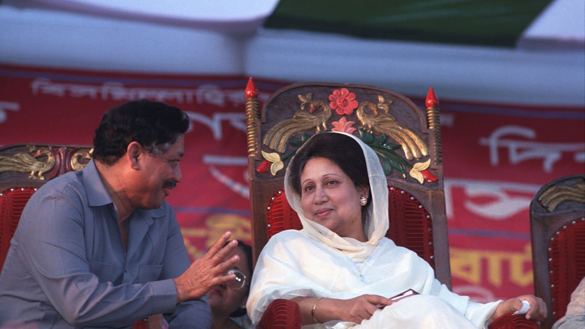 খালেদা জিয়ার সঙ্গে মীর শওকত আলী। ১৯৯৫ সালে তোলা ছবি।